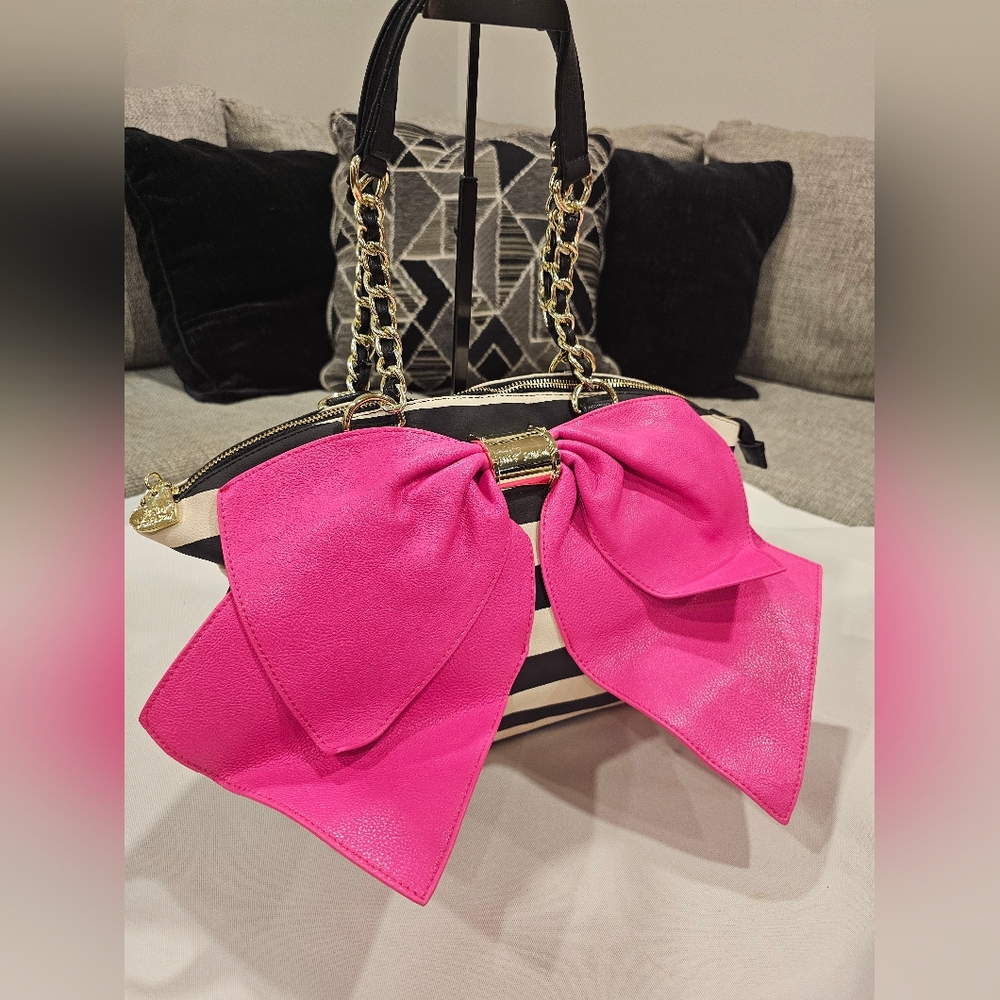 🎀Betsey Johnson Striped  Hand Bag with Pink Bow🎀